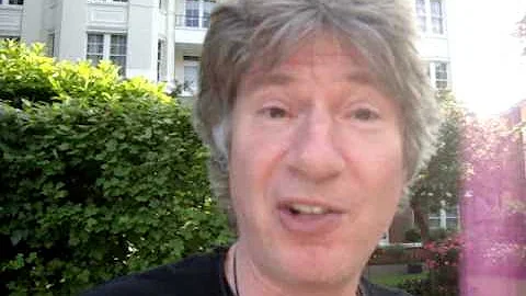 Alan Devine crosses the Abbey Road zebra.MPG