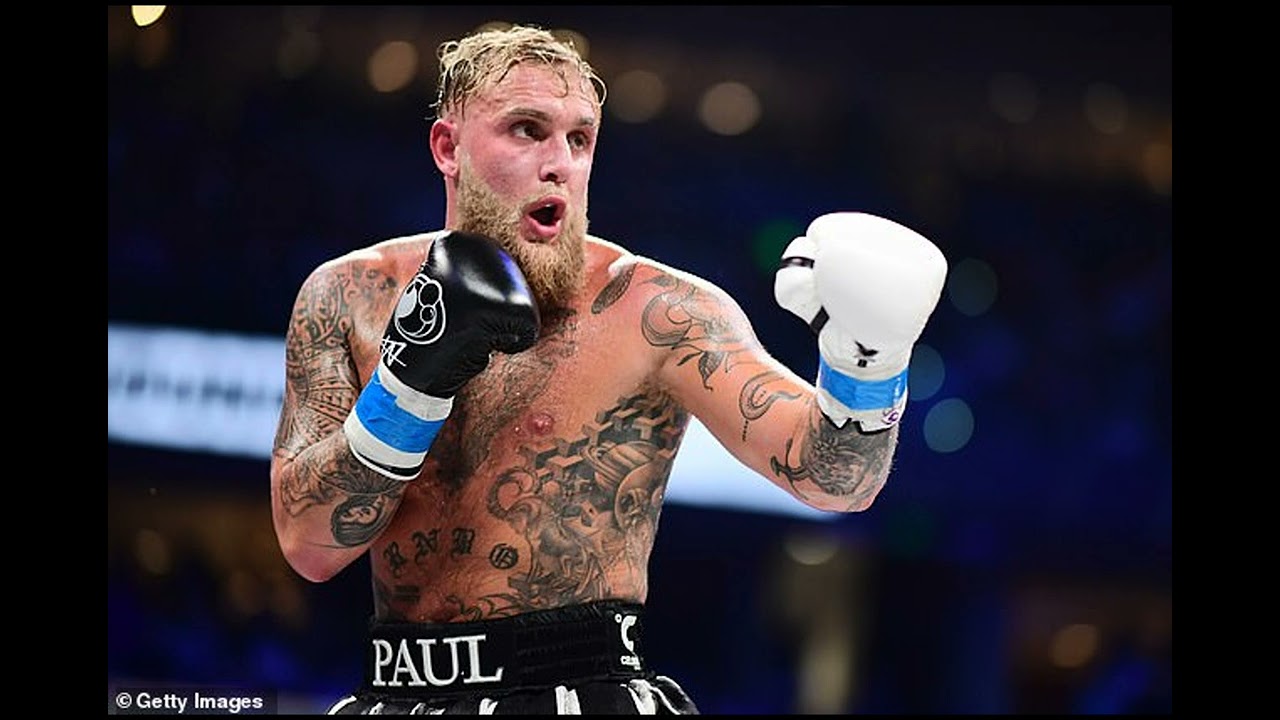 Huge American star is brutally turned down by Bondi babe in a G-string bikini as he runs after her o