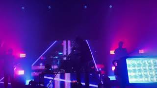 BEAUTY IN DEATH - Chase Atlantic LIVE in San Francisco Resimi