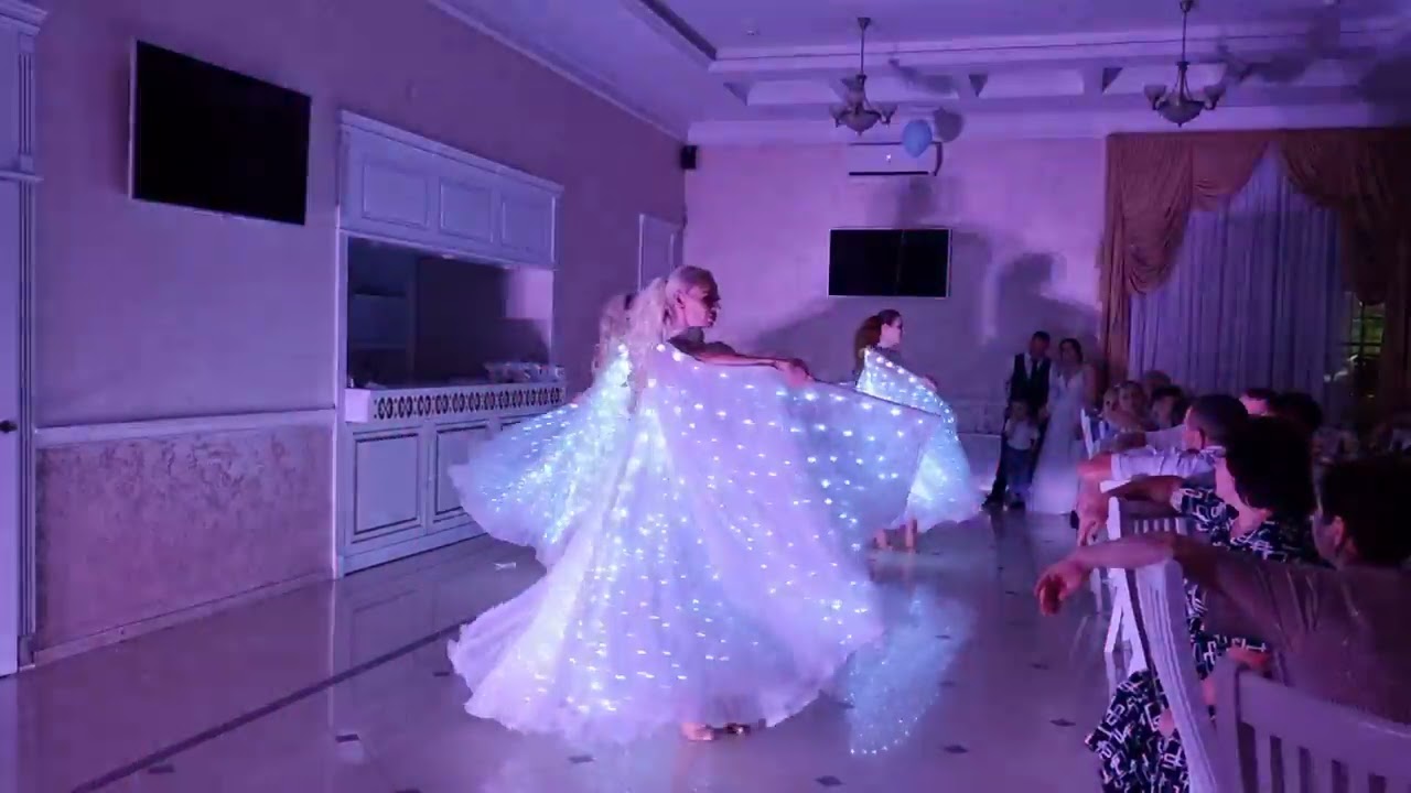 Танец со светодиодными крыльями