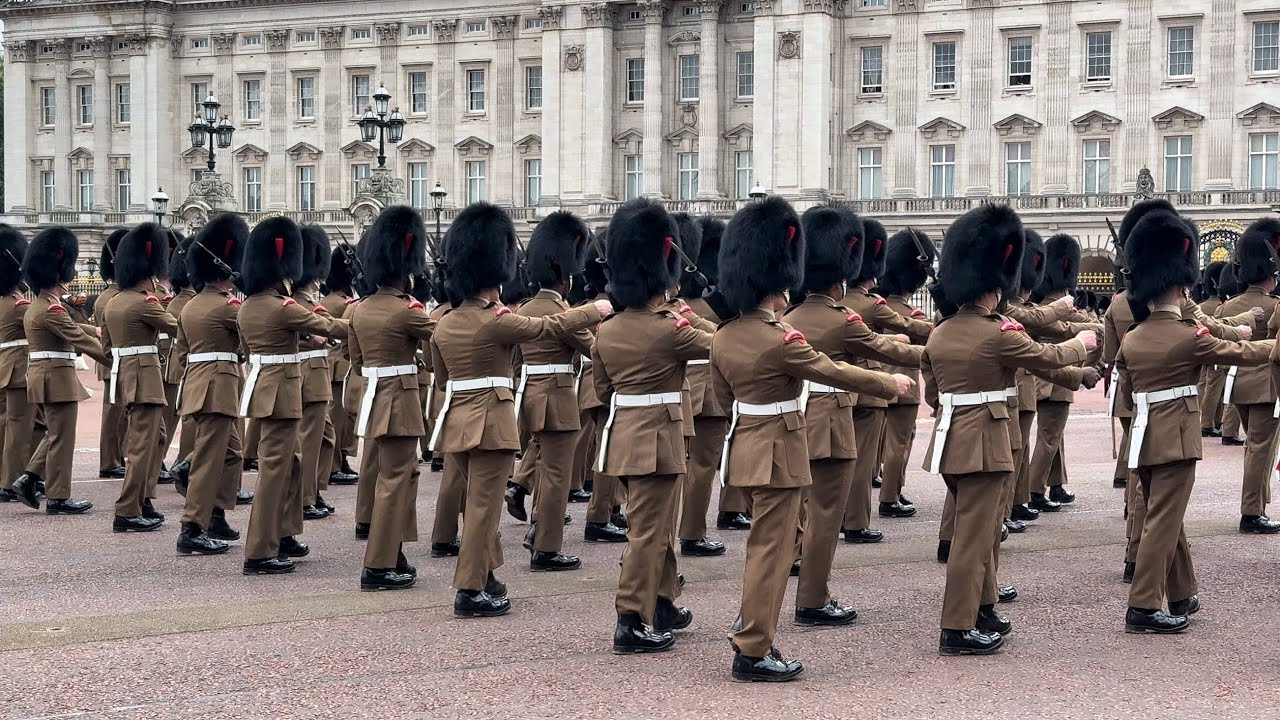 Hundreds of Guards Gather Outside Buckingham Palace 🇬🇧