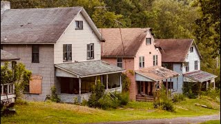 ABANDONED  NEIGHBORHOOD *COMPLETELY UNINHABITABLE* 🏚🏚🏚 YELLOW DOG