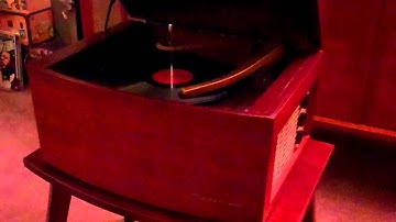 1957 COLUMBIA 360 RECORD PLAYER -- AMOR DI PASTORELLO -- CARLO BUTI