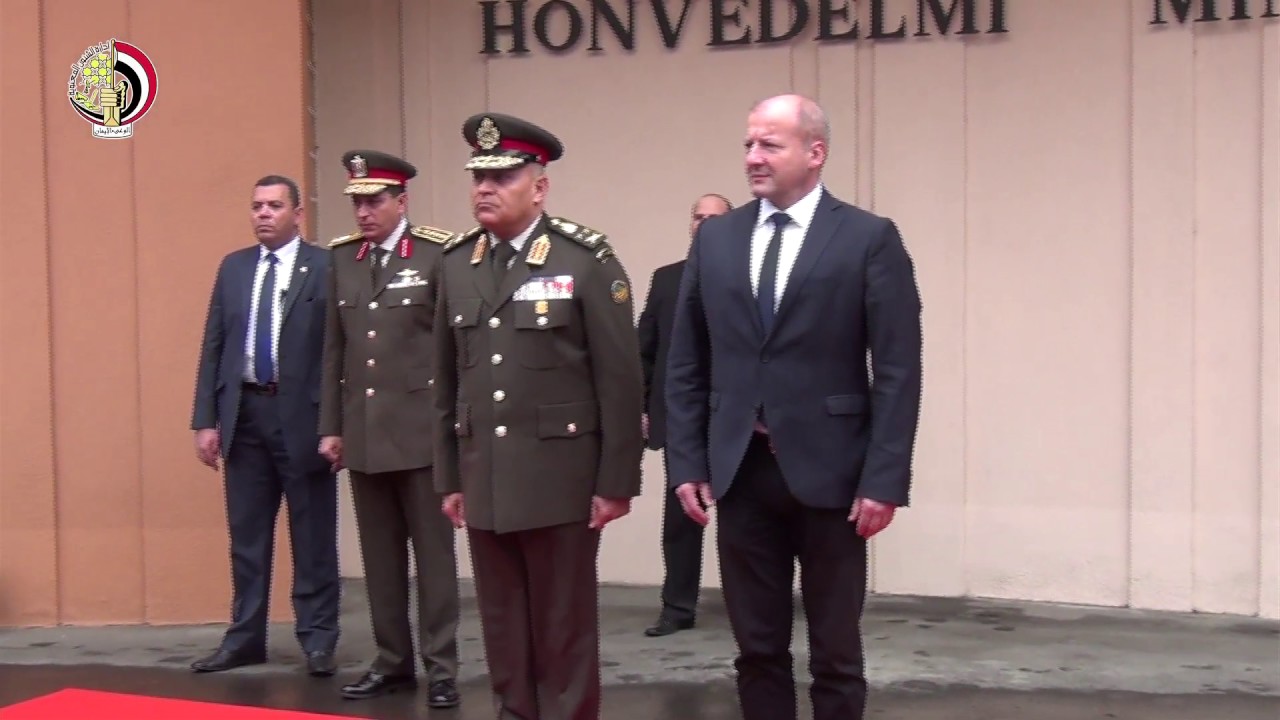 الفريق أول صدقى صبحى يعود إلى مصر بعد انتهاء زيارته الرسمية للمجر