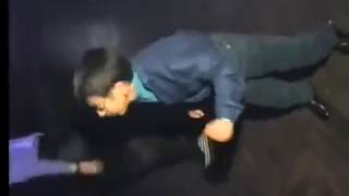 Un enfant danse dans une boîte de nuit en 1997