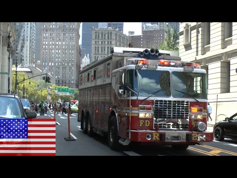 Feuerwehr New York City fire fighters Löschfahrzeug Löschzug rot Chrom  Sirene Manhattan Downtown 9/11 Brand Einsatz Avenue Straße glänzend heulen  Rettung Schlauch Weitwinkel City Big Apple Kameraden Stock Photo