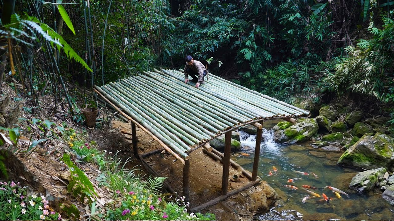Solo bushcraft journey: Building a Bushcraft House in the forest. Erect the frame & finish the roof.