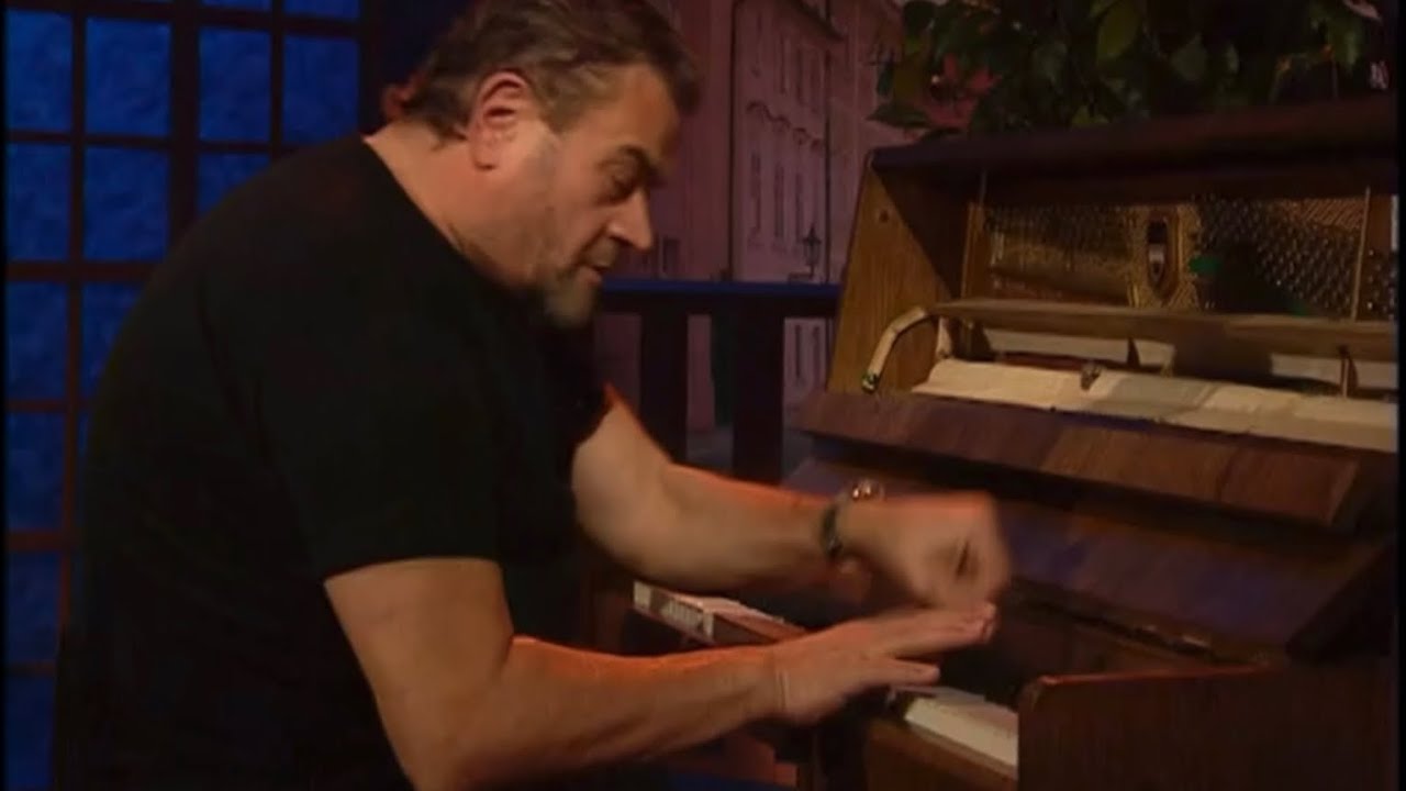 Karel Svoboda hraje Strangers in the night v roce 2003