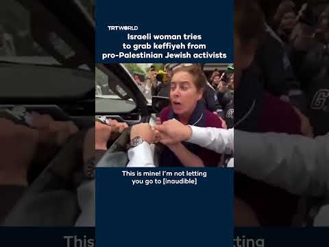 Israeli woman tries to snatch Palestinian kefiyyeh from pro-Palestinian Jews