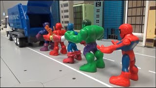 Spiderman and the Hulk, Moving to the cleaning car 스파이더맨과 헐크, 청소차로 이동하기