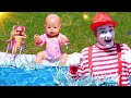 Eğlenceli video - Barbie ve Baby Annabelle havuzu paylaşamıyor! Palyaço ile bebek bakma