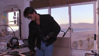 Cobra : Stallone eats a frozen pizza