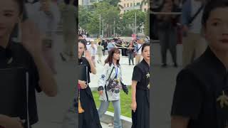 张柏芝把美揉进旅程每一站,澳门亮相的撞色露腰裙耀眼如繁花,岁月赋予她灵动从容,美得直抵心底。#时尚达人 #时尚街拍 #张柏芝  #娱乐圈 #明星 #明星八卦
