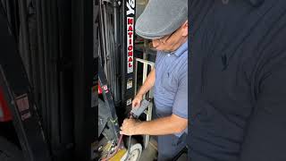 How to charge and discharge your electric forklift #forkliftsafety #southfloridabusiness #forklift