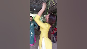 Ngọc hiếu múa bông huệ