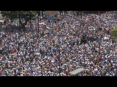 Guaidó recibe masivo apoyo y Maduro promete mano dura mundo build