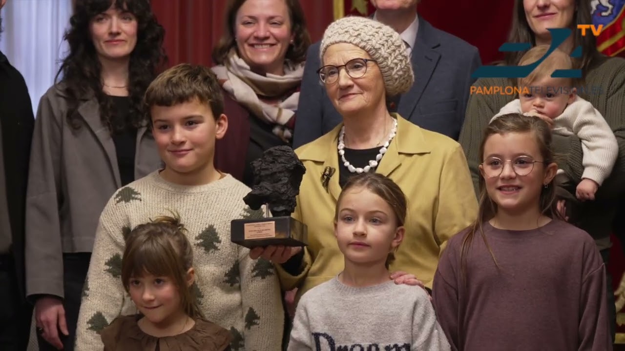 María Amor Beguiristain recibe el premio Txondorra por 40 años de docencia y divulgación cultural
