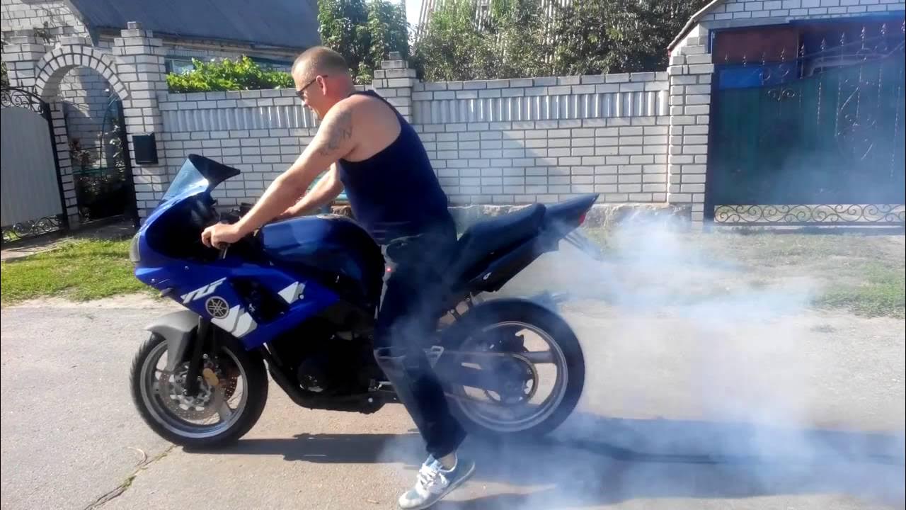 Мотоцикл газует