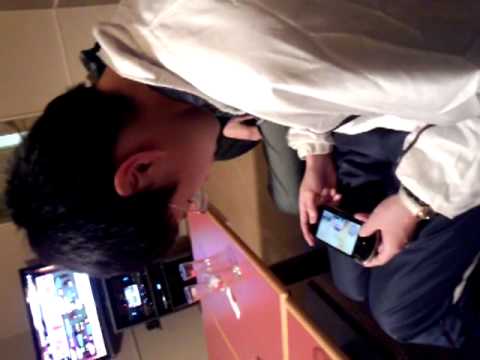 カラオケなのにゲームしてる嫌々なやつー
