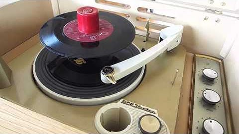 RCA 7HF4 automatic record player playing a stack of 45 records