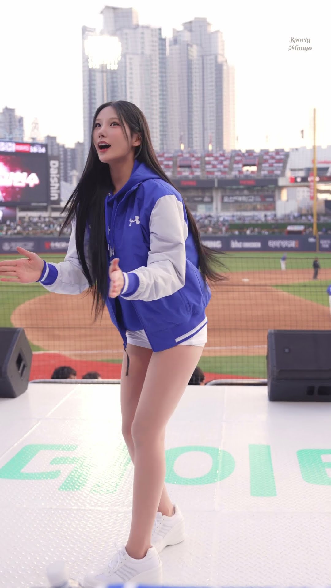 Cheerleader Sinbi, whose voice is as pretty as her face
