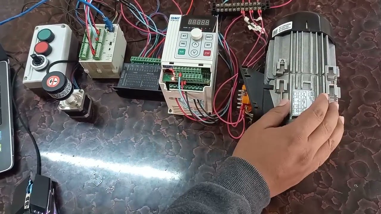 CONTROL DE VELOCIDAD EN UN MOTOR MEDIANTE ENTRADA DE PULSOS A ALTA FRECUENCIA CON VARIADOR CHINT.