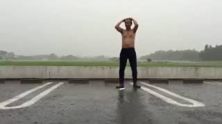 突然のゲリラ豪雨に見舞われたら頭を洗うに限る！