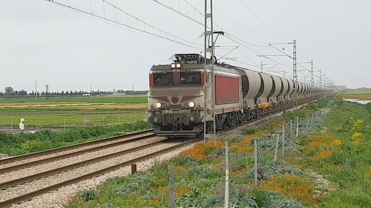 E1354 à nez cassé en tête d'un convoi de phosphates vers Kouribgha