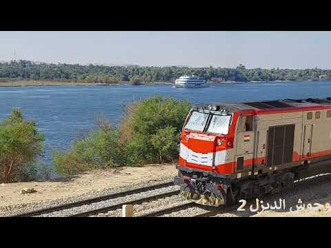 تصوير من اعلى الجبل لحظة وصول قطار 2014 المكيف  الي اسوان