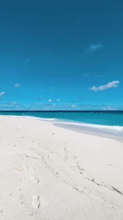 Imagine walking on this beautiful beach🏝️ #maldives #maldiveslivin