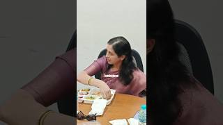 Celebrity தேவயானி சாப்பிடுவதை பார்த்து ரசித்த நடிகர் சரத்குமார்.!🤩 #devayani #sarathkumar #love #shorts #viral Net Worth