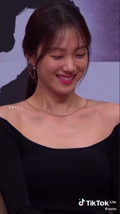Ahn Hyo Seop looking at Lee Sung Kyung hand. #ahnhyoseop #leesungkyung #kpop #korean #tiktok
