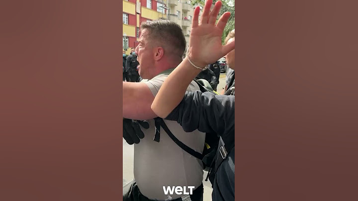 SPONTANE DEMO: Querdenker provozieren Pfeffersprayeinsatz in Berlin | WELT #shorts