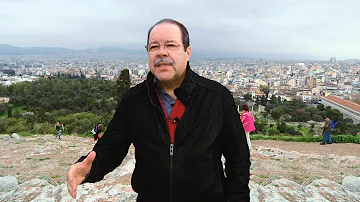 Em qual cidade existia o altar ao Deus desconhecido?