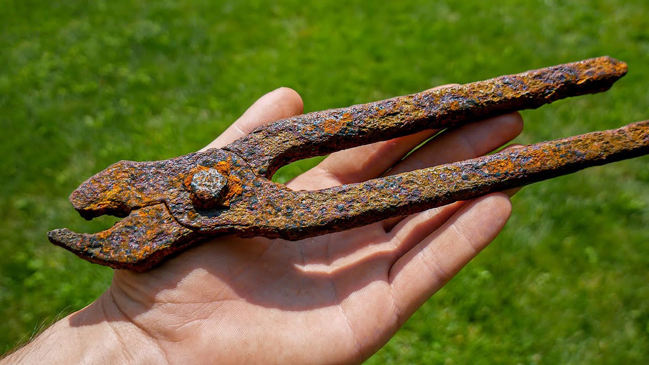Rusty and broken pliers. Incredible pliers restoration