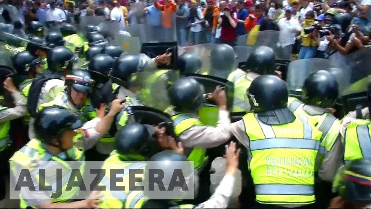اشتباكات بين المتظاهرين والشرطة في فنزويلا