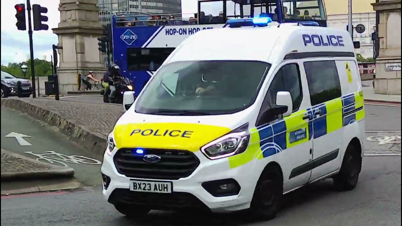 met police ford transit custody transport van responding in Lambeth