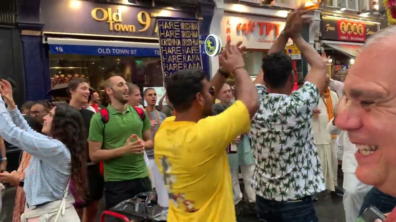 Public performs “Hare Krishna Rain Dance” in London - 8.7.23