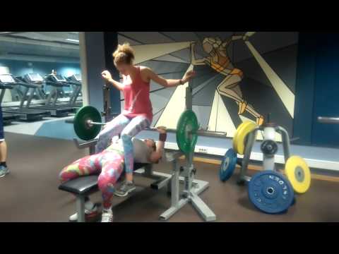 girlfriend-bench-press---the-ultimate-boyfriend-test!