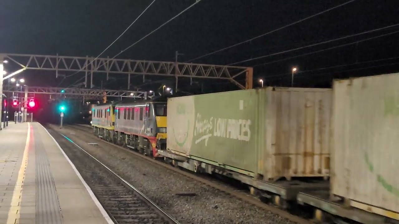 Donald Malcolm 90021 back on MALCOLM with 90009 - 4S47 1915 Daventry IRFT to Mossend Pd Stirling