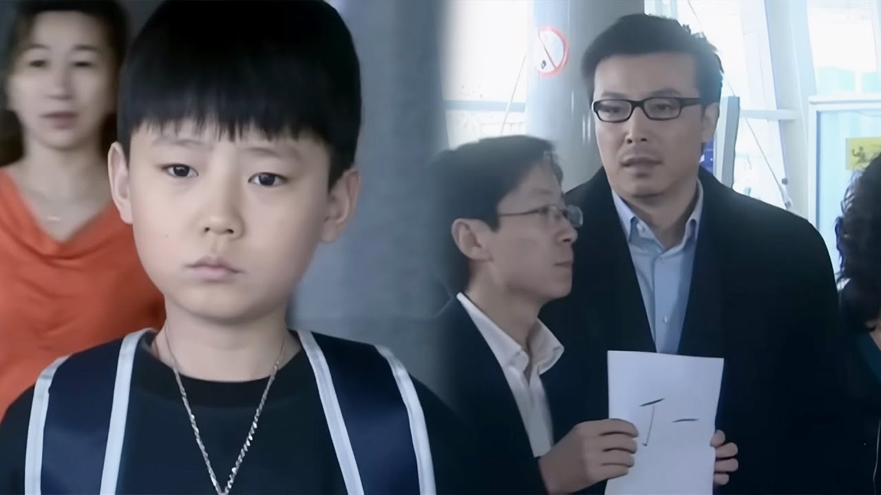 離婚7年，丈夫偶然在機場看到這個長得和自己一模一樣的男孩，才知道當初妻子沒有流產！