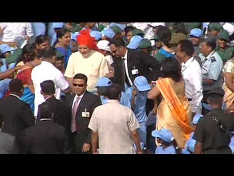 Narendra Modi ignores security cordon meets school children at Red Fort