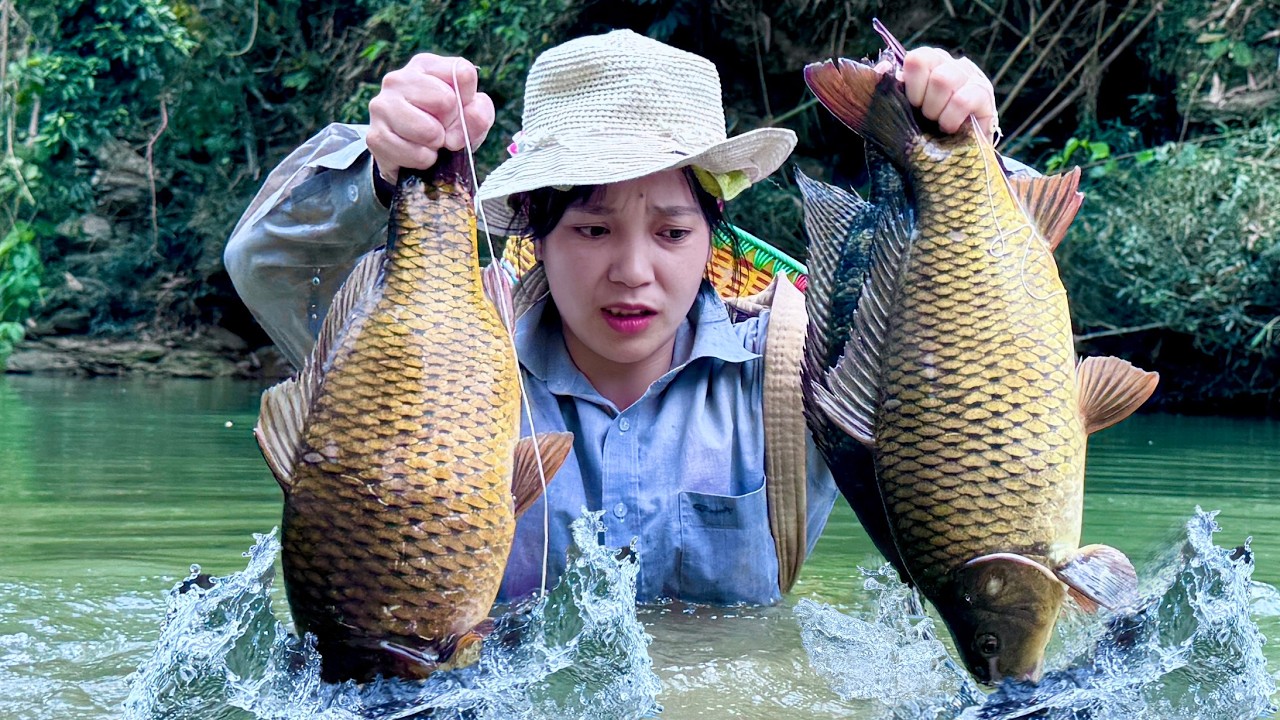 Traditional fishing skills - The girl catches a huge school of fish in ...