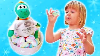 ¡La tortuga de Bianca no sabe nada de los microbios! Vídeo educativo de juguetes para niños.