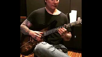 Synyster Gates plays the intro of Buried Alive - Instagram - 04.05.2018