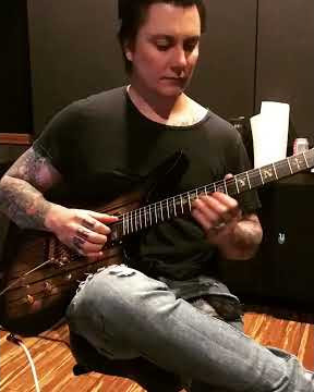 Synyster Gates plays the intro of Buried Alive - Instagram - 04.05.2018