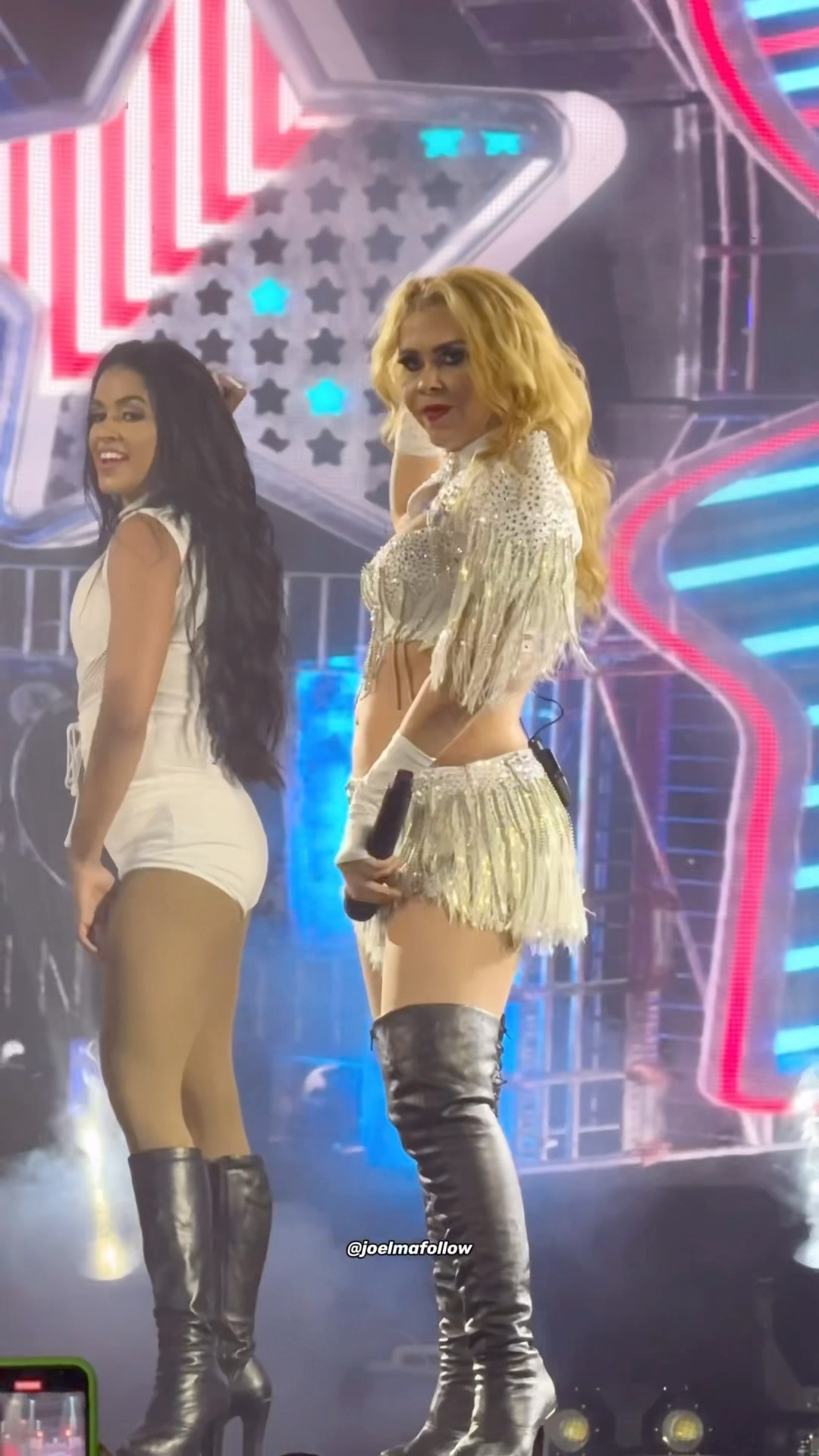 Joelma usa botas gigantes e faz a coreografia de Gringo Lindo