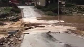 شاهد #سيول_الامطار القادمة من اطراف #الموصل وانهيار معبر المثنى الترابي وقطع طريق موصل - تلعفر