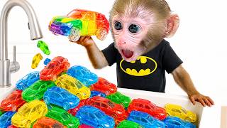 Macaquinho Bon Bon vira Batman e construiu uma montanha gigante na banheira usando Cars de gelatina
