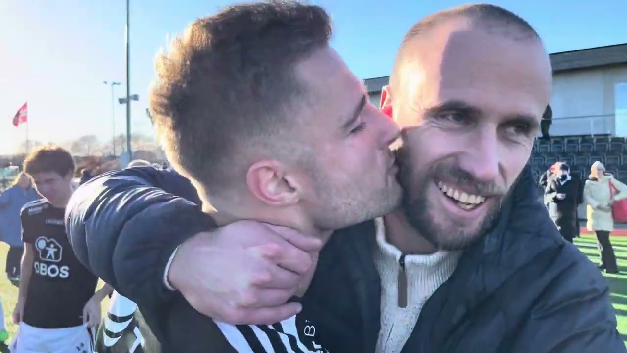 Bredal ned fra tribunen for å feire med gutta